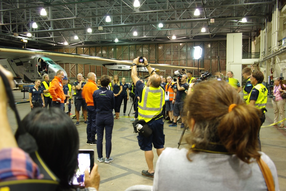 Pilots address the SI2 team