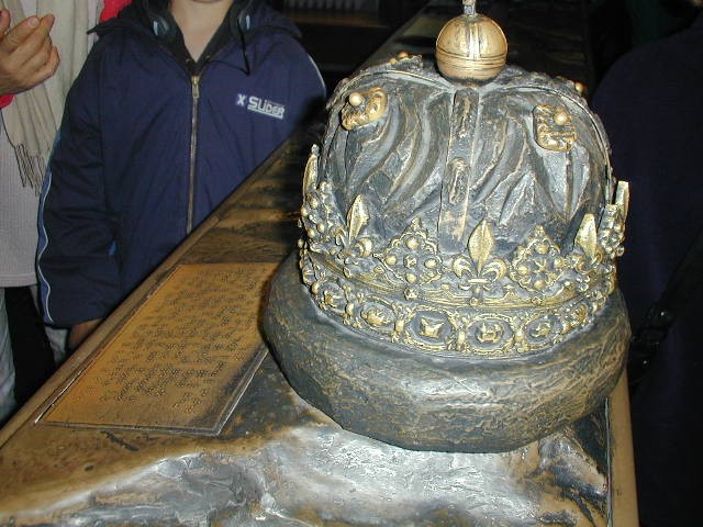 Sculpture of crown and Braille tablet