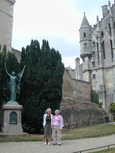 Outside of palace, wall, statue