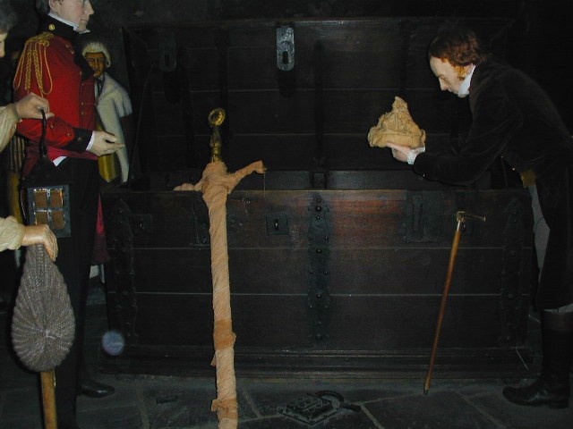 Depiction of the finding of the Honours